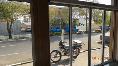ترکیب شیشه برنز و کرکره آلومینیومی در نمای تجاری مولوی